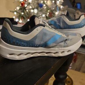 Womens OnCloud SIZE 10